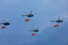 Trực thăng mang cờ Tổ quốc diễu qua lễ đài (Ảnh: TTXVN)