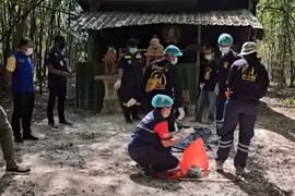 Các chuyên gia pháp y khám nghiệm cơ sở thiền định tại Phichit (Nguồn: Bangkok Post)