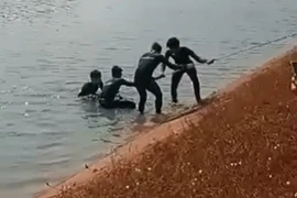 Lực lượng cứu hộ tiến hành trục vớt nạn nhân (Ảnh: Người dân cung cấp)