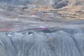 Bức ảnh được Ukraine lan truyền cho rằng cờ CHDCND Triều Tiên đã xuất hiện ở Donetsk. (Nguồn: X)