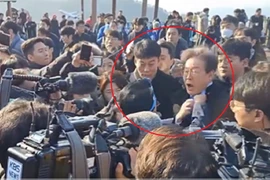 Video lãnh đạo đối lập ở Hàn Quốc bị đâm vào cổ