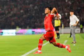 Arhan có những pha ném biên mạnh như đá phạt.