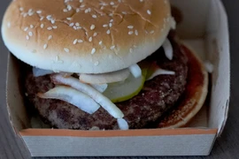 Hành tây tươi được sử dụng trong món burger (Nguồn: Sky News)