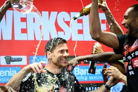 Các cầu thủ Leverkusen dội bia lên người Xabi Alonso ngay trong phòng họp báo