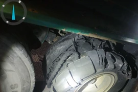 Một chiếc xe bị vỡ lốp trên cao tốc Cam Lộ-La Sơn (Nguồn: VOV Giao thông)