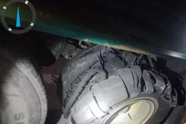 Một chiếc xe bị vỡ lốp trên cao tốc Cam Lộ-La Sơn (Nguồn: VOV Giao thông)