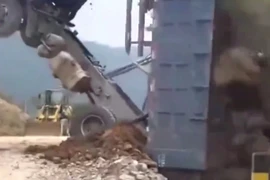 Xe tải bất ngờ lật ngược và lao xuống vực khi đang đổ chất thải