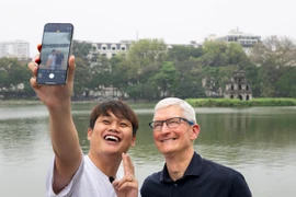 Tim Cook khoe hình ảnh với các nhà sáng tạo nội dung ở Việt Nam