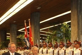 Đại tướng Raul Castro Ruz, Bí thư thứ nhất Ban Chấp hành Trung ương Đảng Cộng sản Cuba, Chủ tịch Hội đồng Nhà nước và Hội đồng Bộ trưởng Cuba chủ trì lễ đón Tổng Bí thư Nguyễn Phú Trọng thăm hữu nghị chính thức Cuba, ngày 9/4/2012. (Ảnh: Trí Dũng/TTXVN)