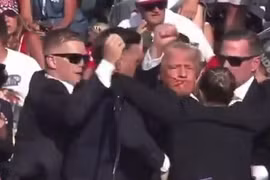 Video cận cảnh ông Trump giơ nắm đấm sau khi bị ám sát hụt