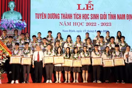 Tỉnh Nam Định tôn vinh các học sinh giỏi năm học 2022-2023 (Ảnh: Nguyễn Lành/TTXVN)