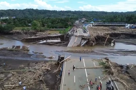 Cận cảnh bão Trami gây sập cầu ở Philippines