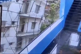 Khoảnh khắc công trình xây dựng ở Ấn Độ đổ sập khiến 8 người chết