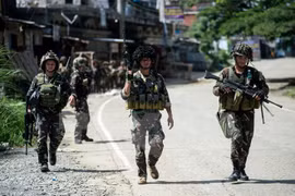 Binh sỹ Philippines tuần ra tại Marawi, Mindanao ngày 13/6. (Nguồn: AFP/TTXVN)