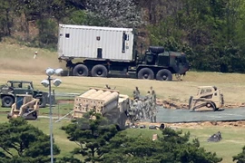 Các trang thiết bị cần thiết cho việc lắp đặt THAAD được vận chuyển tới Seongju, đông nam Hàn Quốc ngày 27/4. (Nguồn: Yonhap/TTXVN)