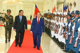 Thủ tướng Nguyễn Xuân Phúc và Thủ tướng Samdech Techo Hun Sen duyệt Đội danh dự. (Ảnh: Thống Nhất/TTXVN)