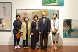 Đại sứ Việt Nam tại Hàn Quốc Nguyễn Vũ Tú chụp ảnh lưu niệm cùng các đại biểu. (Ảnh: Vũ Toàn/Vietnam+)