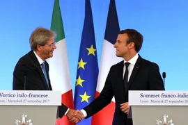 Tổng thống Pháp Emmanuel Macron (phải) và Thủ tướng Italy Paolo Gentiloni tại cuộc họp báo ở Lyon, Pháp ngày 27/9. (Nguồn: AFP/TTXVN)