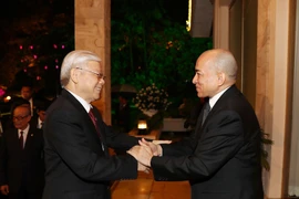 Quốc vương Campuchia Norodom Sihamoni đón Tổng Bí thư Nguyễn Phú Trọng. (Ảnh: Trí Dũng/TTXVN) 