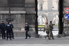 Cảnh sát Pháp tuần tra bên ngoài bảo tàng Louvre sau vụ tấn công. (Nguồn: AFP/TTXVN)