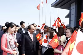 Lễ đón Thủ tướng Nguyễn Xuân Phúc và Phu nhân tại sân bay quốc tế Haneda ở thủ đô Tokyo. (Ảnh: Thống Nhất/TTXVN)