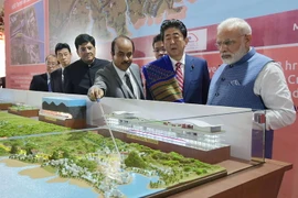 Thủ tướng Ấn Độ Narendra Modi (phải) và Thủ tướng Nhật Bản Shinzo Abe (thứ 2, phải) tại lễ khởi công dự án đường sắt cao tốc ở Ahmedabad, Ấn Độ ngày 14/9. (Nguồn: AFP/TTXVN)