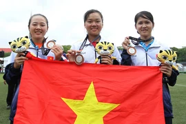 Đội bắn cung Việt Nam vui mừng với chiếc huy chương bạc. (Ảnh: Quốc Khánh/TTXVN)