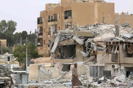 Cảnh đổ nát sau các cuộc giao tranh tại thị trấn Tabqa, cách thành phố Raqa 55 km về phía tây ngày 18/5. (Nguồn: AFP/TTXVN)