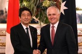 Thủ tướng Nhật Bản Shinzo Abe (trái) và người đồng cấp Australia Malcolm Turnbull. (Nguồn: AAP)