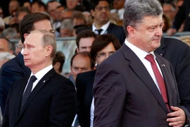 Tổng thống Ukraine Petro Poroshenko (phải) và người đồng cấp Nga Vladimir Putin. (Nguồn: telegraph.co.uk)