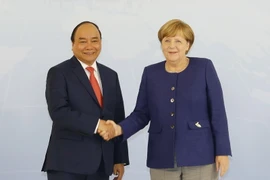 Thủ tướng Đức Angela Merkel đón Thủ tướng Nguyễn Xuân Phúc . (Ảnh: Thống Nhất/TTXVN)