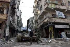 Binh sỹ quân đội Chính phủ Syria sau khi giành lại quyền kiểm soát thành phố Aleppo ngày 23/12. (Nguồn: EPA/TTXVN) 
