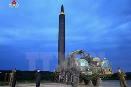 Nhà lãnh đạo Triều Tiên Kim Jong-un (giữa) thị sát công tác chuẩn bị cho việc phóng thử tên lửa tầm trung Hwasong-12 ở sân bay Sunan ở Bình Nhưỡng ngày 29/8. (Nguồn: YONHAP/TTXVN)