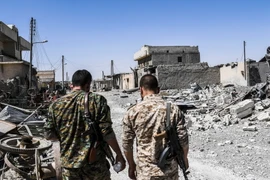 Các lực lượng dân chủ Syria (SDF) tuần tra tại Raqqa trong chiến dịch giải phóng thành phố này từ phiến quân IS ngày 13/7. (Nguồn: AFP/TTXVN)