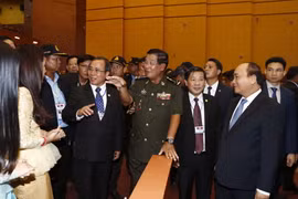 Thủ tướng Nguyễn Xuân Phúc và Thủ tướng Campuchia Hun Sen dự gặp mặt cán bộ, sinh viên, cựu chiến binh Việt Nam tham gia công tác, chiến đấu tại Campuchia. (Ảnh: Thống Nhất/TTXVN)