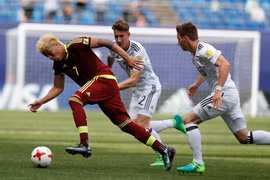 Một pha tranh chấp trong trận đấu giữa U20 Venezuela và U20 Đức. (Nguồn: EPA/ TTXVN)
