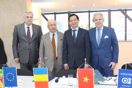 Đại sứ Trần Thành Công có cuộc gặp với Lãnh đạo tỉnh Prahova, trường Đại học Dầu khí và Tập đoàn Upetrom.