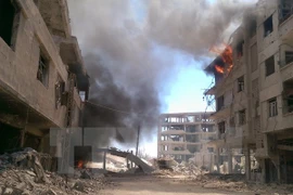Khói bốc lên sau cuộc không kích ở thị trấn Daraya, khu vực bên ngoài thủ đô Damascus ngày 16/8. (Nguồn: AFP/TTXVN)