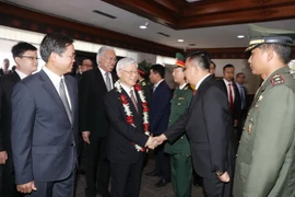 Bộ trưởng Bộ Thương mại Indonesia Enggartiasto Lukita và một số quan chức đón Tổng Bí thư Nguyễn Phú Trọng tại sân bay Quốc tế Soekarno- Hatta. (Ảnh: Trí Dũng/TTXVN)