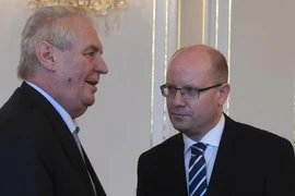 Thủ tướng Séc Bohuslav Sobotka (phải).