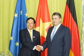 Phó Thủ tướng, Bộ trưởng Bộ Ngoại giao Phạm Bình Minh đã có cuộc tiếp xúc song phương với Bộ trưởng Ngoại giao Cộng hòa Liên bang Đức Sigmar Gabriel. (Ảnh: Phạm Văn Thắng/TTXVN)