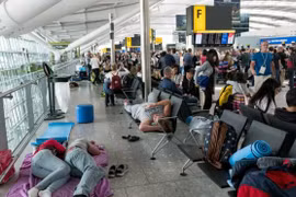 Nhiều hành khách nằm vạ vật do Bristish Airways hủy chuyến. (Nguồn: Getty)