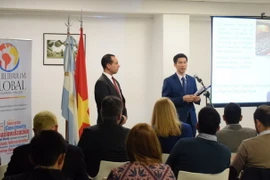 Đại diện Đại sứ quán Việt Nam tại Buenos Aires giới thiệu về đất nước và con người Việt Nam. (Ảnh: Diệu Hương/Vietnam+)