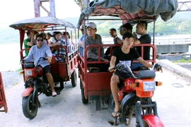 Xe tuk-tuk là phương tiện vận chuyển khách du lịch chính trên một số xã đảo ở Vân Đồn. (Ảnh: Văn Đức/TTXVN)