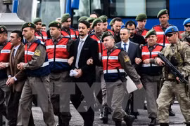 Các nghi phạm ám sát Tổng thống Thổ Nhĩ Kỳ Tayyip Erdogan bị lực lượng chức năng áp giải tới tòa án ở Mugla, miền Nam Thổ Nhĩ kỳ ngày 20/2. (Nguồn: AFP/TTXVN) 