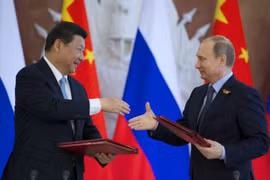 Tổng thống Nga Vladimir Putin (phải) và Chủ tịch Trung Quốc Tập Cận Bình. (Nguồn: AP)
