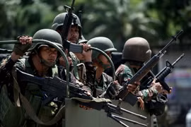 Binh sĩ Philippines tuần tra trên một tuyến phố ở Marawi, ngày 10/6. (Nguồn: AFP/TTXVN)