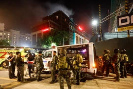 Khói bốc lên tại khu nghỉ dưỡng Resort World Manila ở Manila sau vụ tấn công ngày 2/6. (Nguồn: EPA/TTXVN)