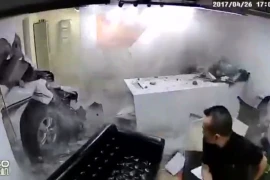 [Video] Xe ôtô mất lái, đâm thẳng vào nhân viên ngồi trong phòng