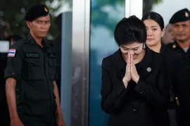 Bà Yingluck Shinawatra rời Tòa án Tối cao ở Bangkok ngày 21/7. (Nguồn: AFP/TTXVN)